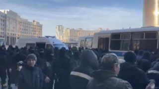 В Астане начались задержания бастующих нефтяников