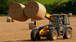 В области Абай под прессом для тюкования сена погиб подросток