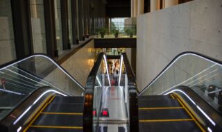 В столичном ТРЦ «Сарыарка» произошло неожиданное ускорение эскалатора