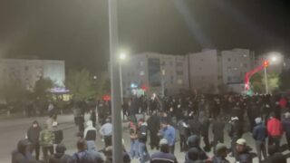 В Жанаозене почти 2 тысячи человек собрались на площади из-за нефтяников в Астане