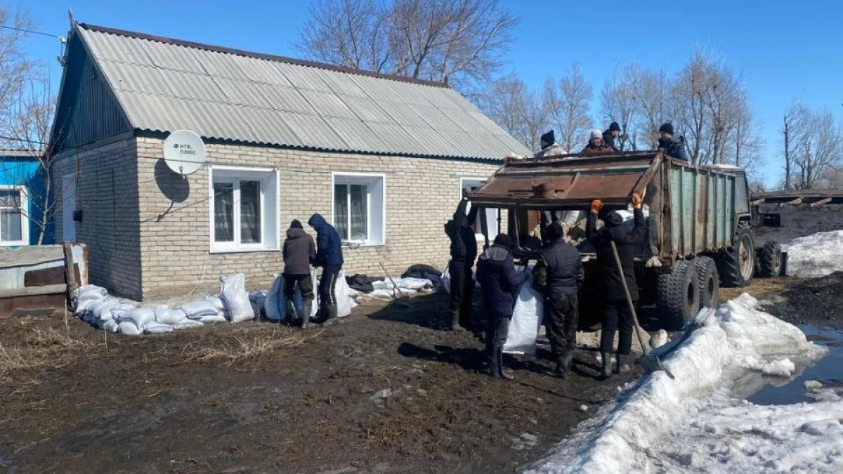 Жители села Карамырза возвращаются в свои дома после наводнения в  Костанайской области