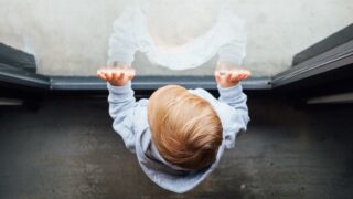 6 малолетних детей выпали из окон Астаны с начала 2023 года