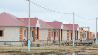 Аким Актюбинской области осмотрел построенные дома для пострадавших от паводка