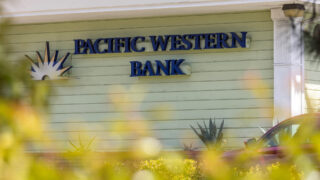 Американские чиновники оценивают возможные «манипуляции» с банковскими акциями