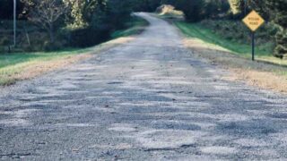 Британцу заплатили более миллиона фунтов за победу в суде из-за колдобины на дороге