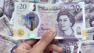 Британский фунт продолжает терять позиции ввиду мягких заявлений Банка Англии