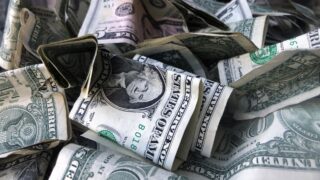 На KASE доллар в 11:00 продавался выше отметки в 459 тенге