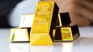 Цена на золото продолжает падать на фоне снижения инфляции в США