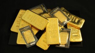 Цена на золото снижается после замедления инфляции в США