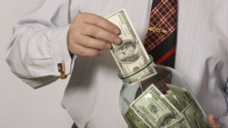 Депозиты в Казахстане обновили минимум по долларизации