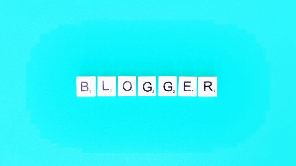Надпись BLOGGER