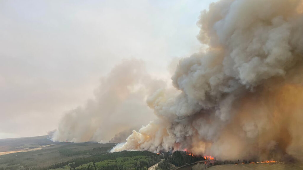Фото: Alberta Wildfire/Handout via REUTERS