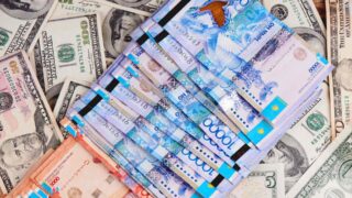 Доллар подешевел еще на 3 пункта и стоит 541 тенге на бирже 7 октября