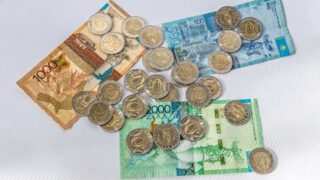 Тенге подорожал по отношению к доллару: сколько стоит нацвалюта сегодня и курс на завтра