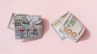 Доллар подорожал почти на 3 тенге перед выходными. Каким будет курс с 16 по 18 августа?