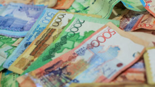 Доллар на бирже в 11:00 продавался около отметки 445,70 тенге