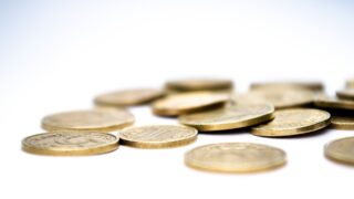 Доллар на KASE в 11:00 торговался на уровне 444,76 тенге