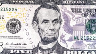 Доллар подорожал на 4 тенге во время торгов на KASE