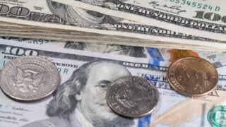 Доллар укрепляется по отношению к евро и слабеет по отношению к иене