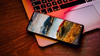 Эксперт раскрыл секрет: как правильно класть смартфон – экраном вниз или вверх?