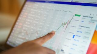 Фондовые индексы АТР снижаются из-за ужесточения монетарной политики и замедления экономического роста