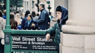 Фондовые индексы Уолл-стрит снизились из-за проблемных перспектив по госдолгу США