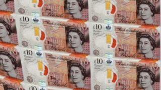 Фунт укрепился по отношению к доллару и евро из-за ожидания по зарплате в Британии