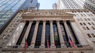 Индексы Уолл-стрит снижаются на опасениях за экономику страны