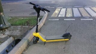 Из-за человека на самокате в Алматы пассажирскому поезду пришлось экстренно затормозить