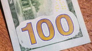 Из-за публикации макроэкономических данных курс доллара снижается