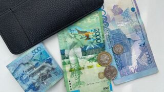 Курс доллара на KASE в 17:00 составил 444,21 тенге