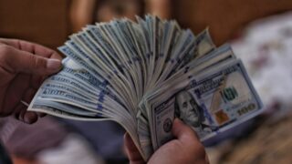 Курс доллара начал расти после данных о розничных продажах в США