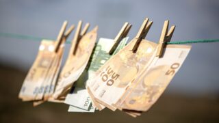 Курс евро начинает восстановление после трехдневного падения через слабый доллар