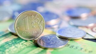 Курс рубля на Мосбирже в начале торгов снижается против доллара и евро