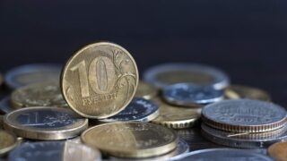 Курс рубля на начало торгов вторника падает по отношению ко всем основным валютам