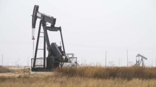 МЭА повысило прогноз спроса на нефть в мире до 102 млн баррелей в сутки в 2023 году