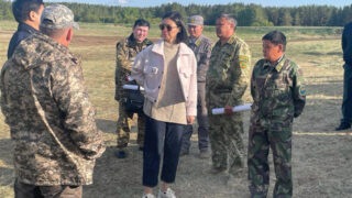 Министр экологии посетила места тушения лесного пожара в области Абай