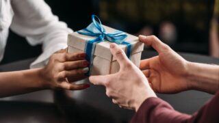 Можно ли делать подарки учителям в Казахстане в честь окончания учебного года