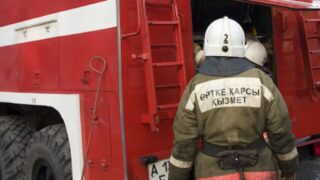 Мужчину без сознания вынесли из горячей квартиры в Экибастузе