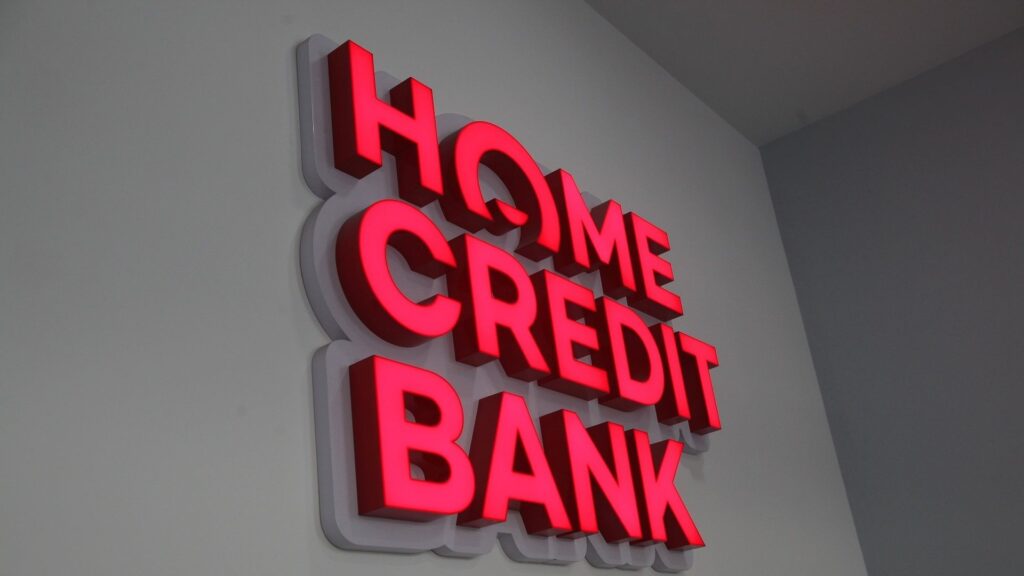 Логотип Home Credit Bank на стене