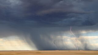 На вторник в восьми областях Казахстана объявлено штормовое предупреждение