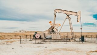 Нефть поднимается на фоне достижения США договоренности о повышении потолка госдолга