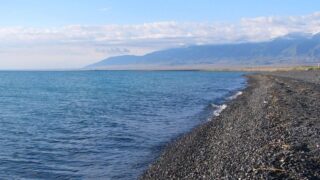 Туристов из-за шторма унесло на катамаране в глубь Алаколя