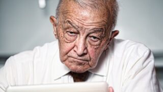 Опасная привычка: почему ковыряние в носу может привести к деменции