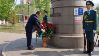 Премьер-Министр РК Смаилов возложил цветы к памятнику Герою Советского Союза Маншук Маметовой 