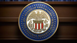 Президент ФРБ готов к паузе в повышении ставки, но его коллега требует роста