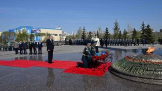 Президент Касым-Жомарт Токаев возложил цветы к монументу «Отан Ана» в честь Дня Победы