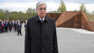 Президент Казахстана почтил память павших воинов на Ржевском мемориале Советскому солдату