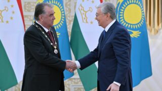 Президент Таджикистана удостоился ордена «Алтын Қыран» от Токаева