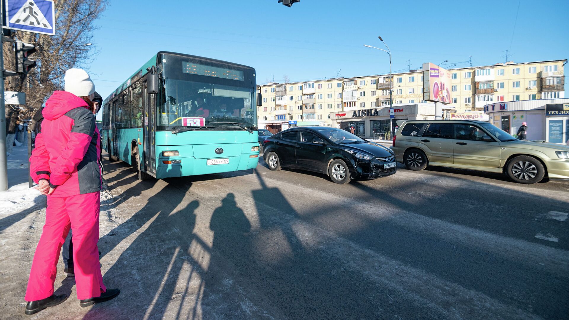 При столкновении двух автобусов у «зебры» в Караганде пострадали пешеход и  трое пассажиров